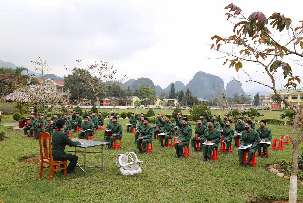 Giáo dục truyền thống quân đội, truyền thống đơn vị cho chiến sĩ mới.